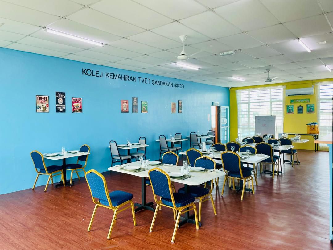 Bilik amali kafe KKTS dengan susun atur meja latihan