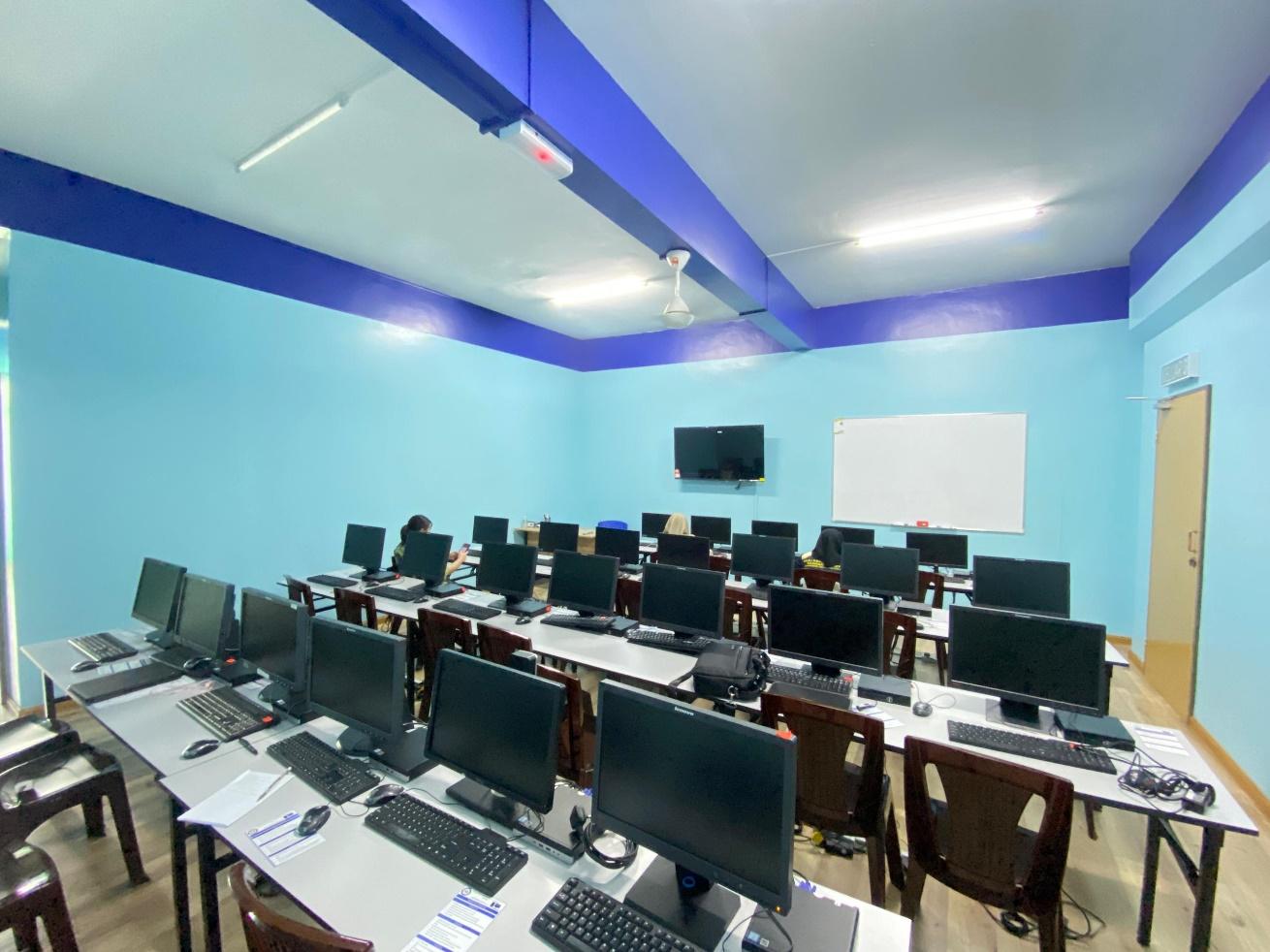 Makmal komputer untuk program Pentadbiran Pejabat