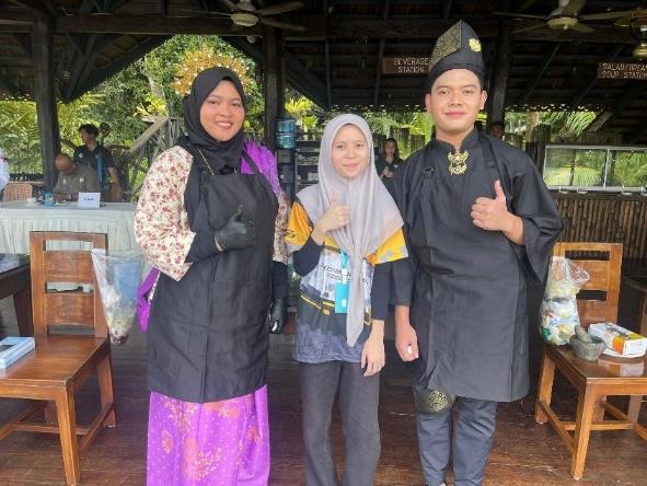 Pelajar KKTS dalam pertandingan memasak di Sukau Rainforest Lodge
